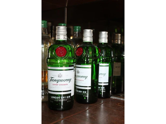 Drie flessen gin tanqueray. - afbeelding 2 van  2