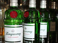 Drie flessen gin tanqueray. - afbeelding 2 van  2
