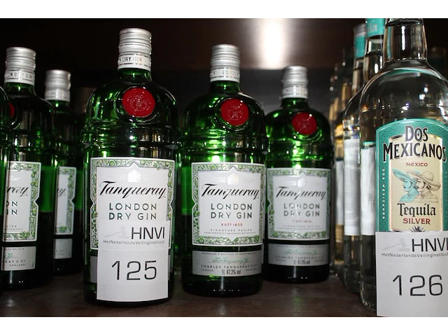 Drie flessen gin tanqueray. - afbeelding 1 van  2