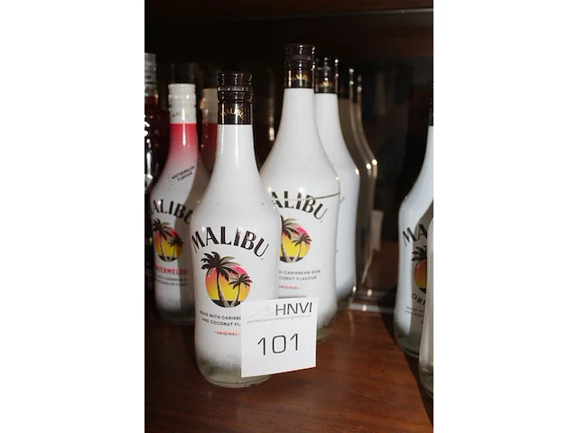 Drie flessen malibu original. - afbeelding 2 van  2