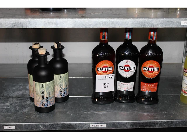 Drie flessen martini in diverse uitvoeringen. - afbeelding 1 van  2