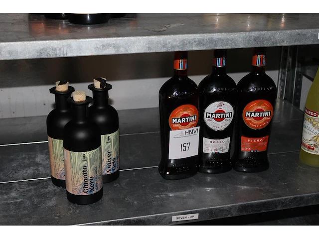 Drie flessen martini in diverse uitvoeringen. - afbeelding 2 van  2