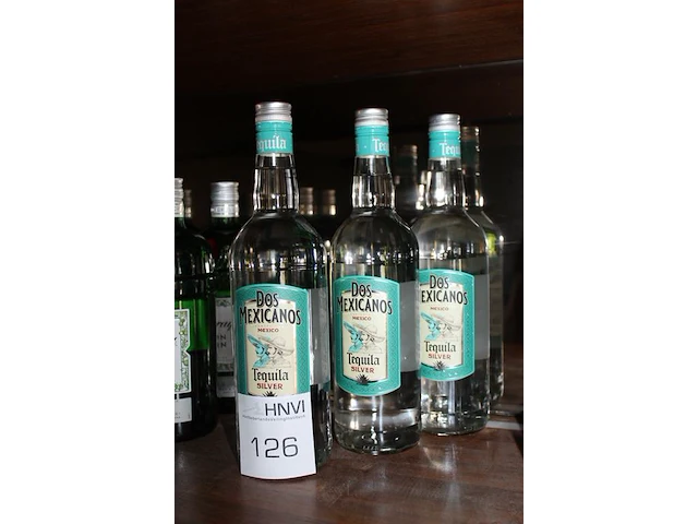 Drie flessen tequila dos mexicanos. - afbeelding 2 van  2