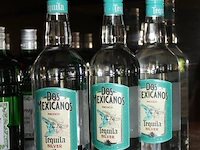Drie flessen tequila dos mexicanos. - afbeelding 2 van  2