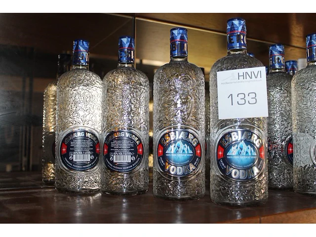 Drie flessen vodka esbjaerg. - afbeelding 1 van  2