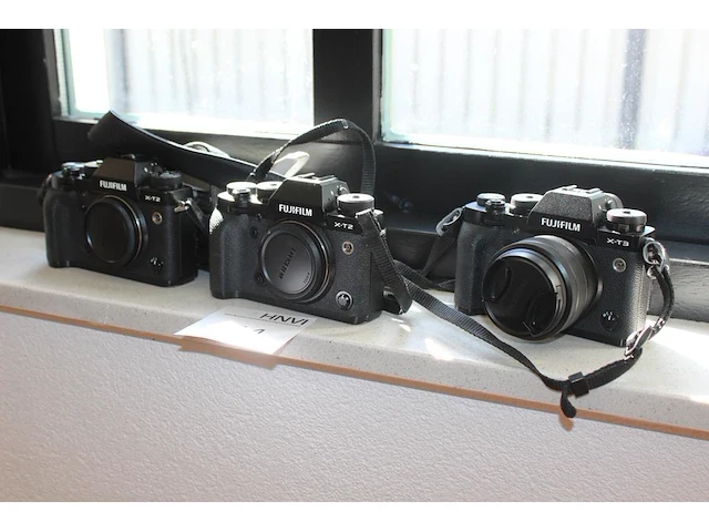 Drie fujifilm body's twee x x-t2 en een x-t3 allen met defecten - afbeelding 1 van  5