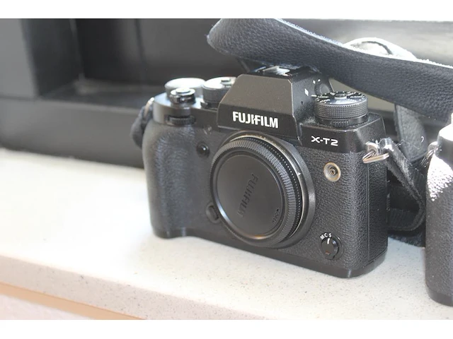 Drie fujifilm body's twee x x-t2 en een x-t3 allen met defecten - afbeelding 4 van  5