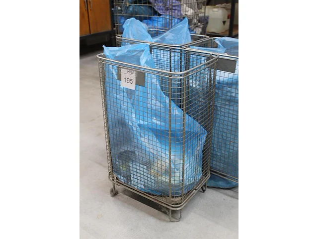 Drie gaasmanden overtoom met afmeting 41 x 32 x 68 cm. - afbeelding 2 van  2