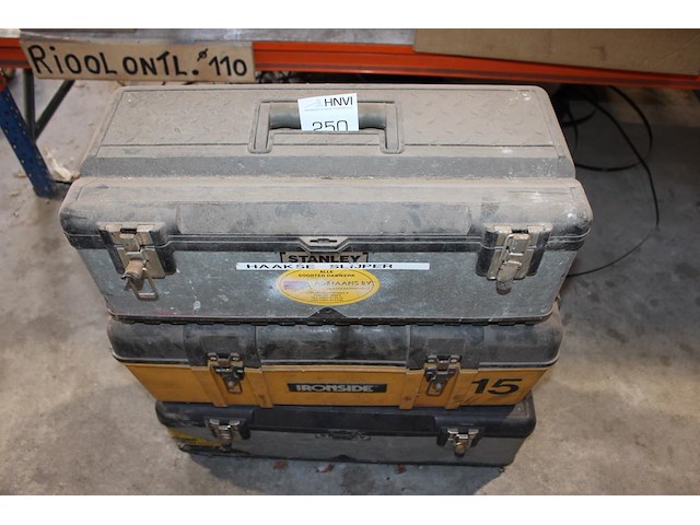 Drie gereedschapskisten. - afbeelding 1 van  2