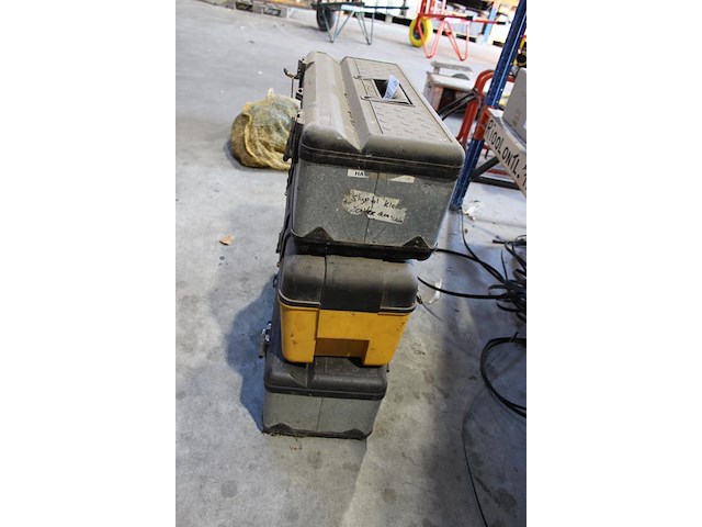 Drie gereedschapskisten. - afbeelding 2 van  2