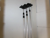 Drie gipshulpjes. - afbeelding 1 van  3