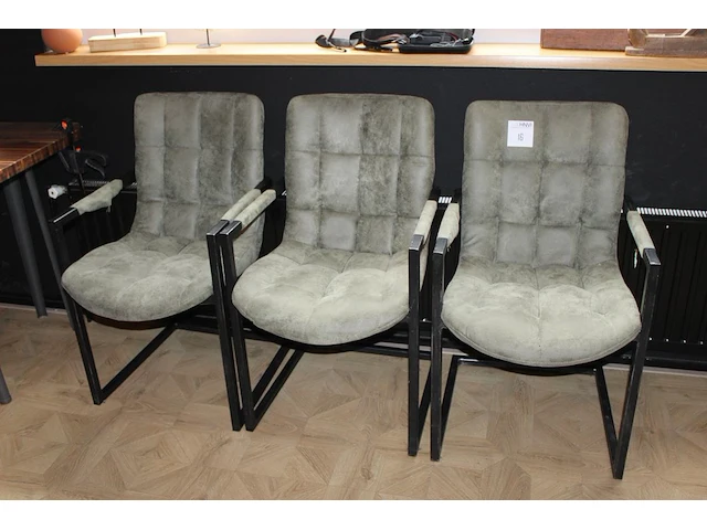 Drie groene buisstalen stoelen. - afbeelding 1 van  2