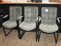 Drie groene buisstalen stoelen. - afbeelding 1 van  2
