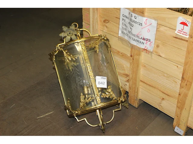 Drie hanglampen 44 x 80 cm in houten krat. - afbeelding 3 van  3