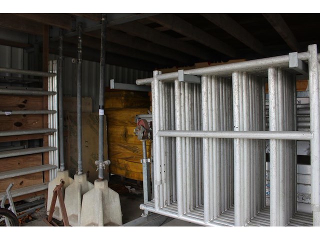 Drie hekwerkpalen met betonvoet. hoogte met voet 273 cm. - afbeelding 2 van  4