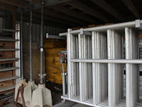 Drie hekwerkpalen met betonvoet. hoogte met voet 273 cm. - afbeelding 2 van  4