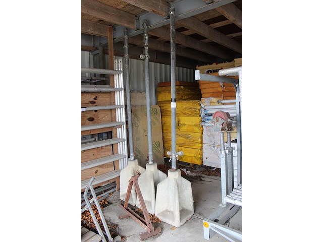 Drie hekwerkpalen met betonvoet. hoogte met voet 273 cm. - afbeelding 3 van  4