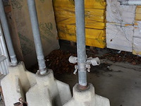 Drie hekwerkpalen met betonvoet. hoogte met voet 273 cm. - afbeelding 4 van  4