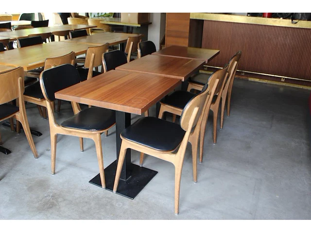 Drie horecatafels met 6 houten stoelen. afmeting tafels 60 x 70 x 75 cm onderdeel van combinatiekavel combinatie van kavels g001, g013, g014 en g015 zijnde 15 horecatafels in diverse afmetingen met 50 houten stoelen. - afbeelding 1 van  4