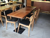 Drie horecatafels met 6 houten stoelen. afmeting tafels 60 x 70 x 75 cm onderdeel van combinatiekavel combinatie van kavels g001, g013, g014 en g015 zijnde 15 horecatafels in diverse afmetingen met 50 houten stoelen. - afbeelding 1 van  4