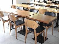 Drie horecatafels met 6 houten stoelen. afmeting tafels 60 x 70 x 75 cm onderdeel van combinatiekavel combinatie van kavels g001, g013, g014 en g015 zijnde 15 horecatafels in diverse afmetingen met 50 houten stoelen. - afbeelding 2 van  4
