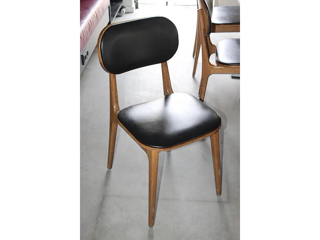 Drie horecatafels met 6 houten stoelen. afmeting tafels 60 x 70 x 75 cm onderdeel van combinatiekavel combinatie van kavels g001, g013, g014 en g015 zijnde 15 horecatafels in diverse afmetingen met 50 houten stoelen. - afbeelding 3 van  4