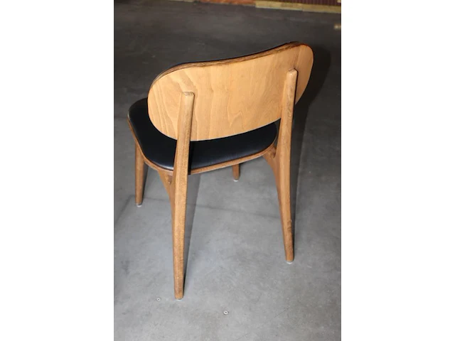 Drie horecatafels met 6 houten stoelen. afmeting tafels 60 x 70 x 75 cm onderdeel van combinatiekavel combinatie van kavels g001, g013, g014 en g015 zijnde 15 horecatafels in diverse afmetingen met 50 houten stoelen. - afbeelding 4 van  4
