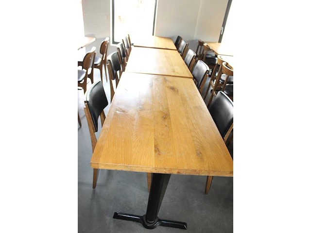 Drie horecatafels met tien houten stoelen. let op! dit kavel is onderdeel van combinatiekavel g016. onderdeel van combinatiekavel combinatie van kavels g001, g013, g014 en g015 zijnde 15 horecatafels in diverse afmetingen met 50 houten stoelen. - afbeelding 2 van  6