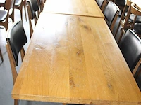 Drie horecatafels met tien houten stoelen. let op! dit kavel is onderdeel van combinatiekavel g016. onderdeel van combinatiekavel combinatie van kavels g001, g013, g014 en g015 zijnde 15 horecatafels in diverse afmetingen met 50 houten stoelen. - afbeelding 2 van  6
