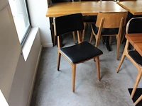 Drie horecatafels met tien houten stoelen. let op! dit kavel is onderdeel van combinatiekavel g016. onderdeel van combinatiekavel combinatie van kavels g001, g013, g014 en g015 zijnde 15 horecatafels in diverse afmetingen met 50 houten stoelen. - afbeelding 4 van  6