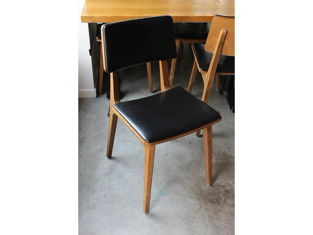 Drie horecatafels met tien houten stoelen. let op! dit kavel is onderdeel van combinatiekavel g016. onderdeel van combinatiekavel combinatie van kavels g001, g013, g014 en g015 zijnde 15 horecatafels in diverse afmetingen met 50 houten stoelen. - afbeelding 5 van  6
