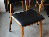 Drie horecatafels met tien houten stoelen. let op! dit kavel is onderdeel van combinatiekavel g016. onderdeel van combinatiekavel combinatie van kavels g001, g013, g014 en g015 zijnde 15 horecatafels in diverse afmetingen met 50 houten stoelen. - afbeelding 5 van  6