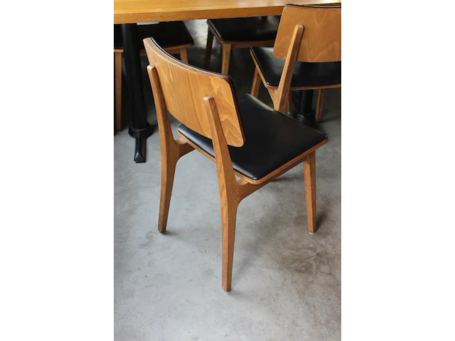 Drie horecatafels met tien houten stoelen. let op! dit kavel is onderdeel van combinatiekavel g016. onderdeel van combinatiekavel combinatie van kavels g001, g013, g014 en g015 zijnde 15 horecatafels in diverse afmetingen met 50 houten stoelen. - afbeelding 6 van  6