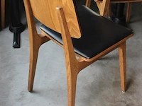 Drie horecatafels met tien houten stoelen. let op! dit kavel is onderdeel van combinatiekavel g016. onderdeel van combinatiekavel combinatie van kavels g001, g013, g014 en g015 zijnde 15 horecatafels in diverse afmetingen met 50 houten stoelen. - afbeelding 6 van  6