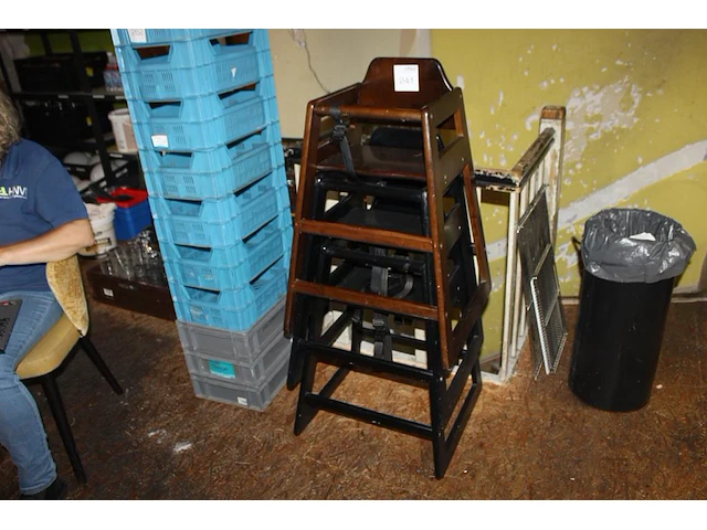 Drie houten kinderstoelen. afmeting 50 x 50 x 80 cm. - afbeelding 1 van  2