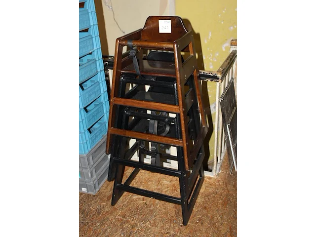 Drie houten kinderstoelen. afmeting 50 x 50 x 80 cm. - afbeelding 2 van  2