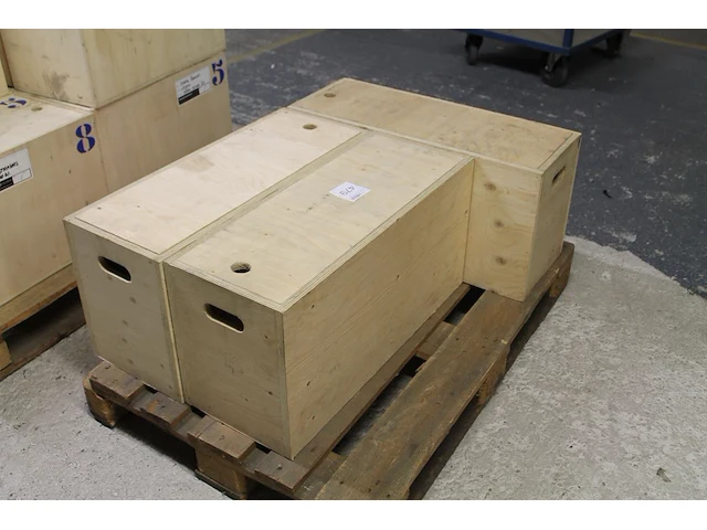Drie houten kisten 77 x 30 x 40 cm. - afbeelding 1 van  1