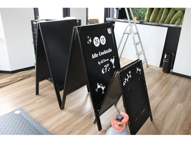 Drie houten stoepborden in twee maten waaronder 70 x 120 cm. - afbeelding 2 van  2
