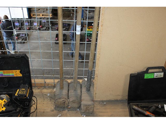 Drie houten voorhamers. - afbeelding 1 van  2