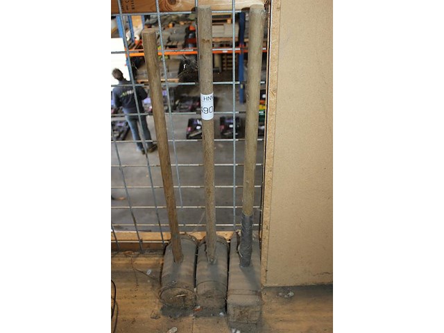 Drie houten voorhamers. - afbeelding 2 van  2