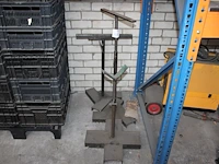 Drie in hoogte verstelbare machineknechten. - afbeelding 1 van  2