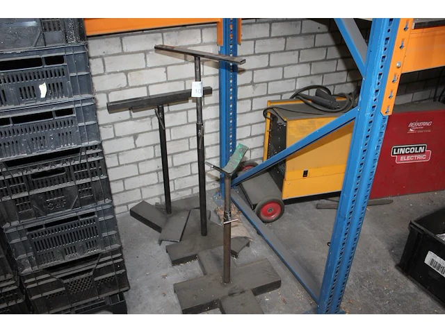 Drie in hoogte verstelbare machineknechten. - afbeelding 2 van  2