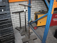 Drie in hoogte verstelbare machineknechten. - afbeelding 2 van  2
