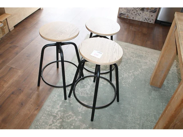 Drie in hoogte verstelbare metalen krukjes met houten zitting met doorsnede 32 cm. - afbeelding 1 van  2