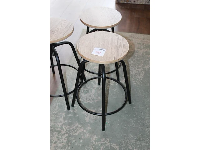 Drie in hoogte verstelbare metalen krukjes met houten zitting met doorsnede 32 cm. - afbeelding 2 van  2