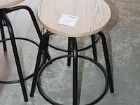 Drie in hoogte verstelbare metalen krukjes met houten zitting met doorsnede 32 cm. - afbeelding 2 van  2