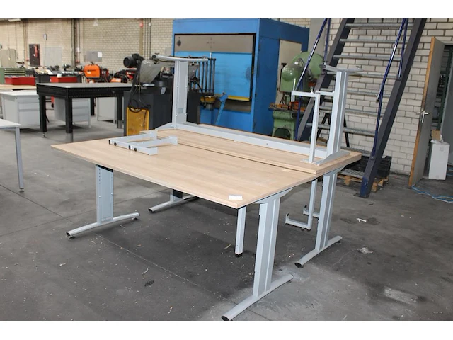 Drie in hoogte verstelbare werktafels met afm. 180 x 90 cm, tafels hebben draad toevoer gat in blad - afbeelding 1 van  3