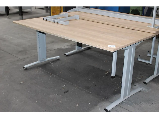 Drie in hoogte verstelbare werktafels met afm. 180 x 90 cm, tafels hebben draad toevoer gat in blad - afbeelding 2 van  3