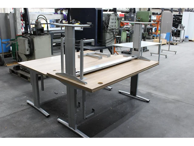 Drie in hoogte verstelbare werktafels met afm. 180 x 90 cm, tafels hebben draad toevoer gat in blad - afbeelding 3 van  3