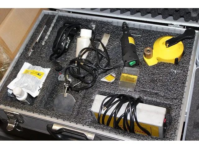 Drie koffers met raamreparatie gereedschappen - afbeelding 2 van  4
